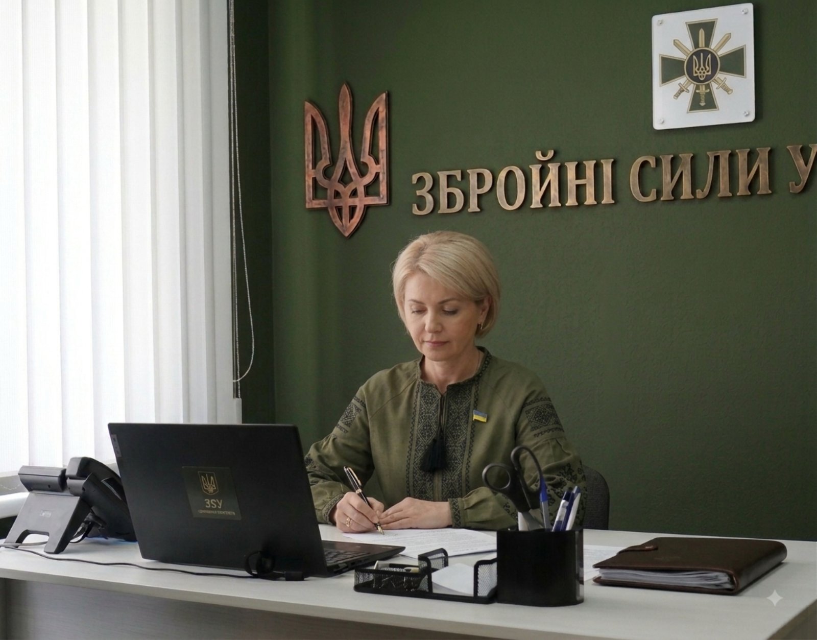 Жінка за робочим столом